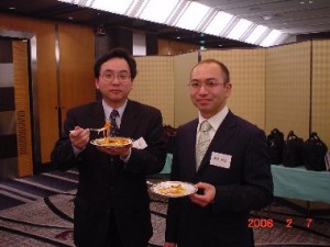 料理をほおばる濱田会員（左）と尾花会員