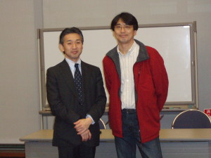 会場セッティングをする青木・岡田会員（左から）