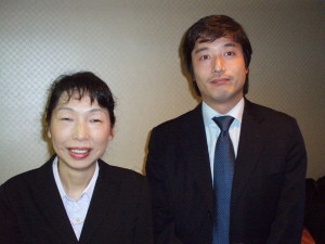 田中事務所の藤岡会員（左）